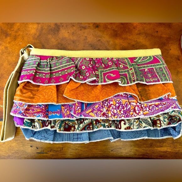 Ruffles clutch bag! NWOT - Picture 3 of 7